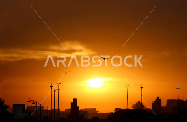صورة جمالية خلابة لغروب وشروق الشمس , غروب وشروق الشمس الإبداعي من الصحراء, جمال الطبيعة الصحراوية الخلابة في وقت غروب وشروق الشمس، صورة ظلية للجبال والطبيعة الخلابة، منظر رائع وخلاب للسماء بالسعودية