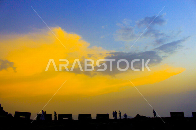 صورة جمالية خلابة لغروب وشروق الشمس , غروب وشروق الشمس الإبداعي من الصحراء, جمال الطبيعة الصحراوية الخلابة في وقت غروب وشروق الشمس، صورة ظلية للجبال والطبيعة الخلابة، منظر رائع وخلاب للسماء بالسعودية