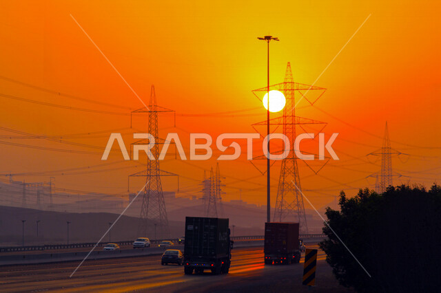 صورة جمالية خلابة لغروب وشروق الشمس , غروب وشروق الشمس الإبداعي من الصحراء, جمال الطبيعة الصحراوية الخلابة في وقت غروب وشروق الشمس، صورة ظلية للجبال والطبيعة الخلابة، منظر رائع وخلاب للسماء بالسعودية