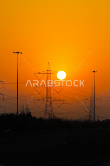 صورة جمالية خلابة لغروب وشروق الشمس , غروب وشروق الشمس الإبداعي من الصحراء, جمال الطبيعة الصحراوية الخلابة في وقت غروب وشروق الشمس، صورة ظلية للجبال والطبيعة الخلابة، منظر رائع وخلاب للسماء بالسعودية