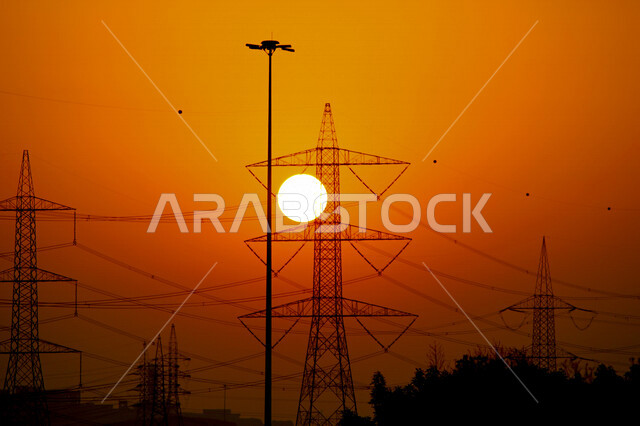 صورة جمالية خلابة لغروب وشروق الشمس , غروب وشروق الشمس الإبداعي من الصحراء, جمال الطبيعة الصحراوية الخلابة في وقت غروب وشروق الشمس، صورة ظلية للجبال والطبيعة الخلابة، منظر رائع وخلاب للسماء بالسعودية