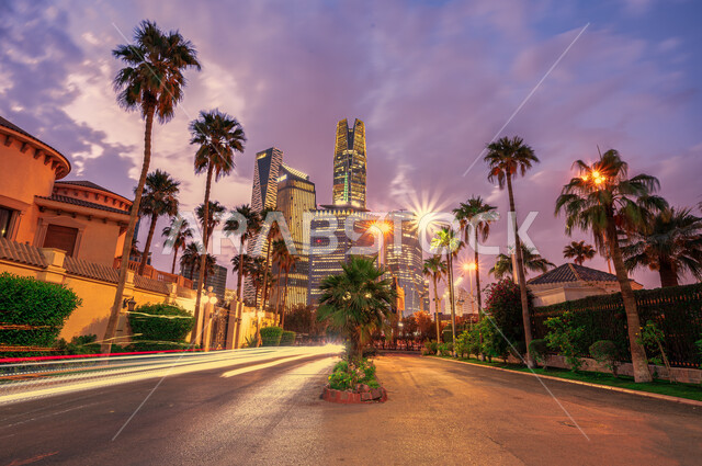 منظر غروب الشمس في مركز الملك عبد الله المالي في الرياض, أماكن و معالم مشهورة في المملكة العربية السعودية، تحقيق النهضة الاقتصادية والتجارية، النمو والتطور العمراني