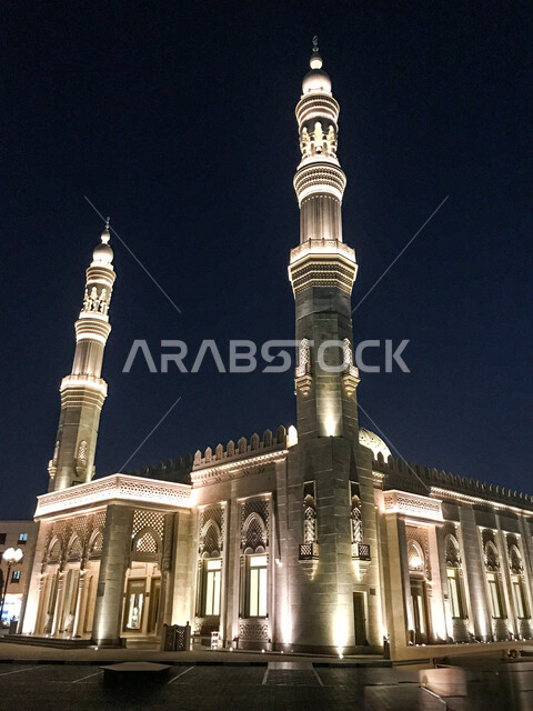 العبادة والتقرب الى الله تعالى, الفن الهندسي المعماري لبناء المساجد, مسجد مضاء في وقت الليل, ديكورات القبب والمآذن على الطراز الإسلامي, مقصد المسلمين لأداء الصلوات