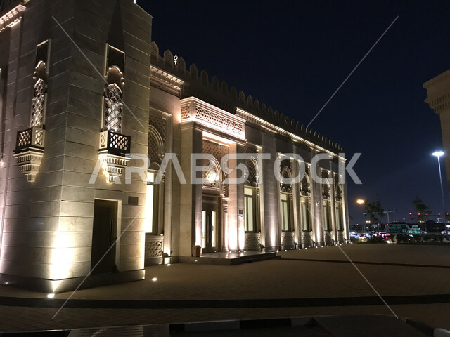 مقصد المسلمين لأداء الصلوات, العبادة والتقرب الى الله تعالى, الفن الهندسي المعماري لبناء المساجد, مسجد مضاء في وقت الليل, ديكورات القبب والمآذن على الطراز الإسلامي