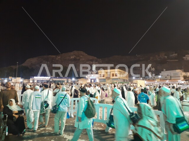 تجمع زوار بيت الله الحرام في الفناء الخارجي للمسجد الحرام, قدوم المسلمين من جميع أنحاء العالم إلى الاماكن الدينية المقدسة, المعالم الاسلامية المشهورة في المملكة العربية السعودية, شوارع وطرقات مكة المكرمة المضيئة ليلا