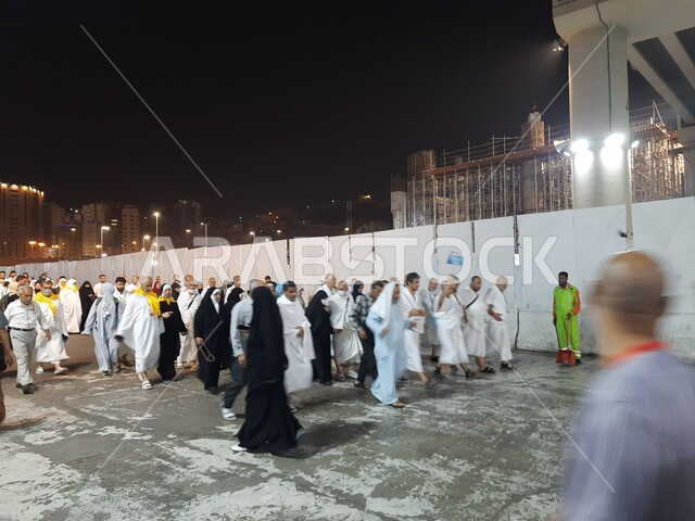 قدوم المسلمين من جميع أنحاء العالم إلى الاماكن الدينية المقدسة, تجمع زوار بيت الله الحرام في شوارع وطرقات مكة المكرمة المضيئة ليلا, المعالم الاسلامية المشهورة في المملكة العربية السعودية