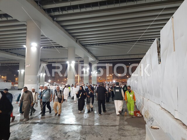 قدوم المسلمين من جميع أنحاء العالم إلى الاماكن الدينية المقدسة, تجمع زوار بيت الله الحرام في شوارع وطرقات مكة المكرمة المضيئة ليلا, المعالم الاسلامية المشهورة في المملكة العربية السعودية