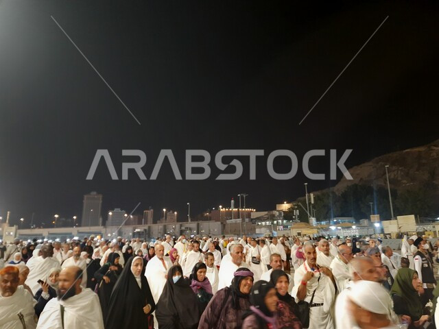 آداء مناسك الحج والعمرة، المعالم الاسلامية المشهورة في المملكة العربية السعودية، قدوم المسلمين من جميع أنحاء العالم إلى الاماكن الدينية المقدسة, تجمع زوار بيت الله الحرام في الفناء الخارجي للمسجد الحرام المضيء ليلا في مكة المكرمة