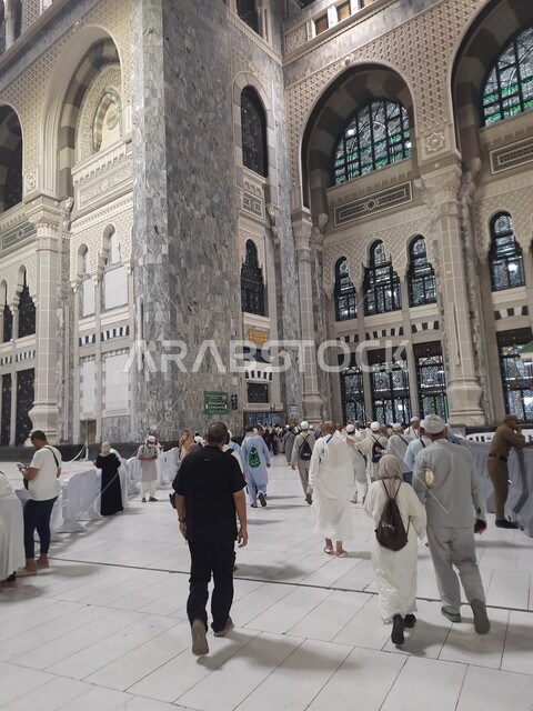 آداء مناسك الحج والعمرة، المعالم الاسلامية المشهورة في المملكة العربية السعودية، قدوم المسلمين من جميع أنحاء العالم إلى الاماكن الدينية المقدسة, تجمع زوار بيت الله الحرام في الفناء الخارجي للمسجد الحرام المضيء ليلا في مكة المكرمة