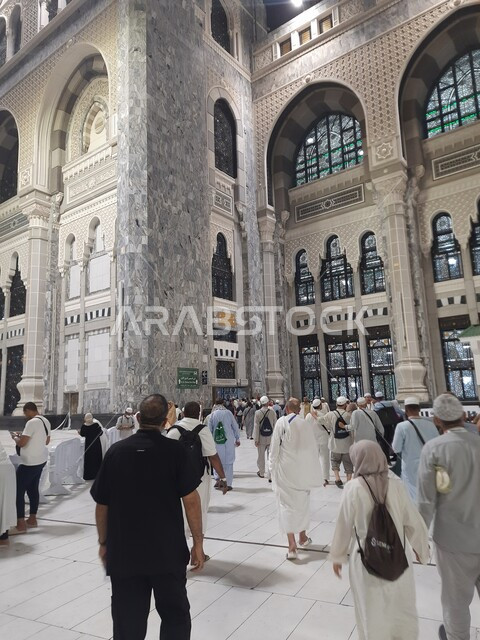 آداء مناسك الحج والعمرة، المعالم الاسلامية المشهورة في المملكة العربية السعودية، قدوم المسلمين من جميع أنحاء العالم إلى الاماكن الدينية المقدسة, تجمع زوار بيت الله الحرام في الفناء الخارجي للمسجد الحرام المضيء ليلا في مكة المكرمة