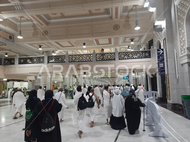 تجمع الحجاج والمعتمرين في المسعي بمكة المكرمة، السعي بين الصفا والمروة، اداء مناسك الحج والعمرة، مفهوم العبادة والتقرب الى الله، معالم دينية إسلامية مقدسة في المملكة العربية السعودية