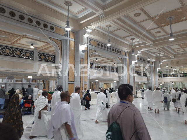 تجمع الحجاج والمعتمرين في المسعي بمكة المكرمة، السعي بين الصفا والمروة، اداء مناسك الحج والعمرة، مفهوم العبادة والتقرب الى الله، معالم دينية إسلامية مقدسة في المملكة العربية السعودية