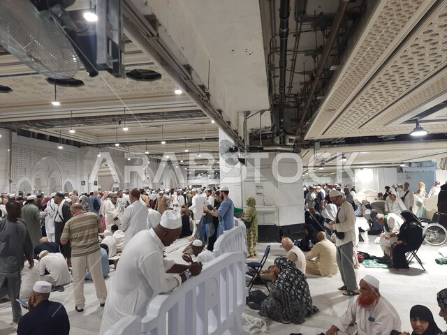 تجمع الحجاج والمعتمرين في المسعي بمكة المكرمة، السعي بين الصفا والمروة، اداء مناسك الحج والعمرة، مفهوم العبادة والتقرب الى الله، معالم دينية إسلامية مقدسة في المملكة العربية السعودية