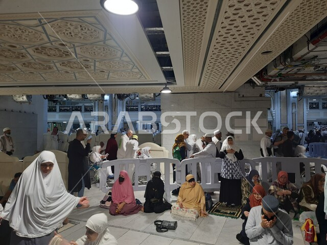 تجمع الحجاج والمعتمرين في المسعي بمكة المكرمة، السعي بين الصفا والمروة، اداء مناسك الحج والعمرة، مفهوم العبادة والتقرب الى الله، معالم دينية إسلامية مقدسة في المملكة العربية السعودية