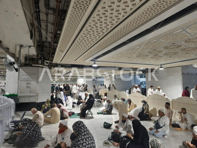 Pilgrims and Umrah performers gather at Al-Mas'i in Mecca, walking between Safa and Marwa, performing Hajj and Umrah rituals, the concept of worship and drawing closer to God, sacred Islamic religious landmarks in the Kingdom of Saudi Arabia