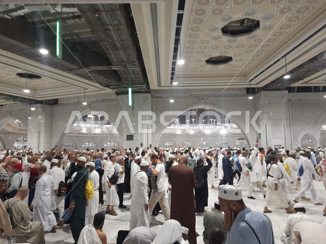 تجمع الحجاج والمعتمرين في المسعي بمكة المكرمة، السعي بين الصفا والمروة، اداء مناسك الحج والعمرة، مفهوم العبادة والتقرب الى الله، معالم دينية إسلامية مقدسة في المملكة العربية السعودية