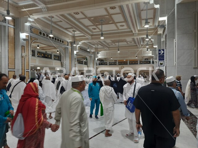 السعي بين الصفا والمروة، تجمع الحجاج والمعتمرين في المسعي بمكة المكرمة، اداء مناسك الحج والعمرة، مفهوم العبادة والتقرب الى الله، معالم دينية إسلامية مقدسة في المملكة العربية السعودية