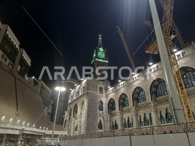 الفن الهندسي المعماري على الطراز الحديث للفنادق والأبراج وناطحات السحاب الفاخرة، أماكن ومعالم دينية مقدسة في المملكة العربية السعودية، مبنى برج الساعة الملكي المضيء ليلا المطل على الحرم المكي في مكة المكرمة