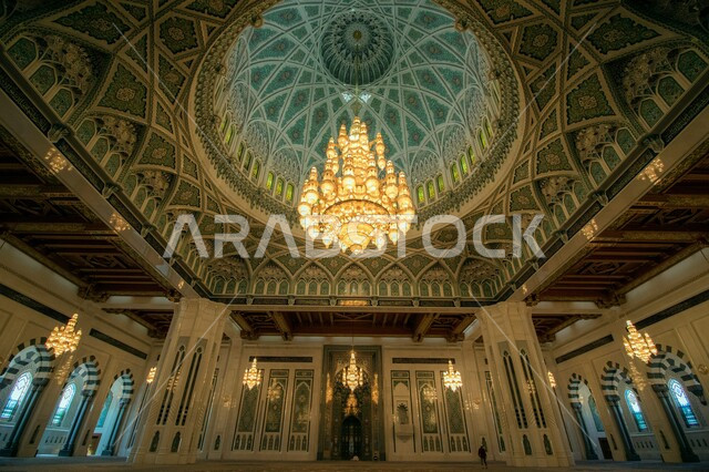 دعوة المسلمين إلى أداء الصلاة، سقف مسجد السلطان قابوس في سلطنة عمان، الفن الهندسي المعماري على الطراز الإسلامي، العبادة والتقرب الى الله، أماكن ومعالم إسلامية دينية مشهورة