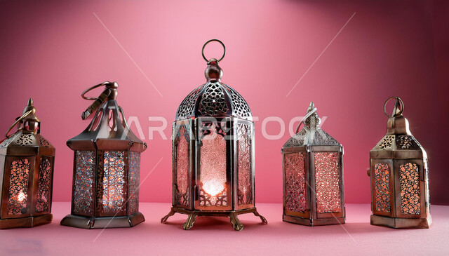 تحف وتصاميم وديكورات هندسية اسلامية، اجواء دينية روحانية رمضانية, أنوار وإضاءة وزينة شهر الخير، فن تصميم المصبابيح المعدنية العربية التقليدية، فانوس رمضان المضيء