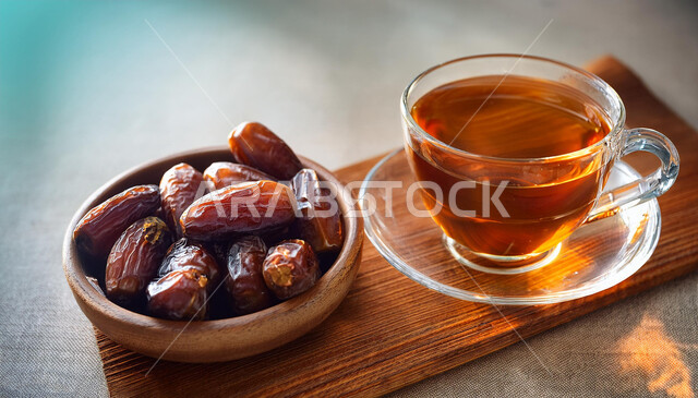 وجبة ذات قيمة غذائية عالية، المشروبات الصحية الساخنة، كوب من الشاي الاخضر  وحبات التمر الطازجة، المنتجات والمحاصيل المحلية الوطنية في المملكة العربية السعودية، فطور صحي ومفيد