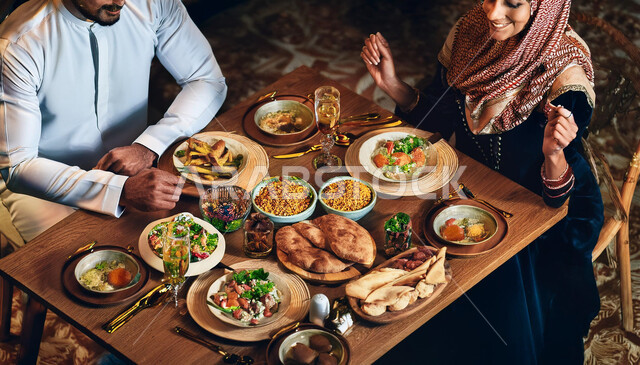 أجواء شهر رمضان المبارك، سفرة من المأكولات الشعبية التقليدية الشهية، الأصناف والأطباق والمقبلات العربية الشرقية اللذيذة، مائدة طعام مليئة بالوجبات المتنوعة الرمضانية، العزائم والولائم في الأعياد والمناسبات الإسلامية