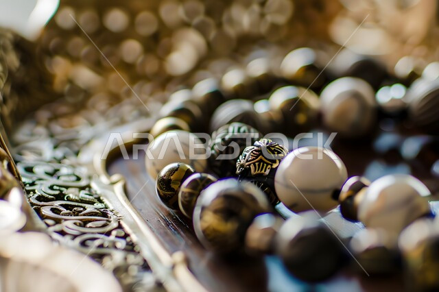 الإكثار من التسبيح و التذكير , صورة مقربة لمسبحة يد من حبات الخرز الخشبية، مفهوم العبادة و التقرب إلى الله تعالى, الدعاء وطلب المغفرة والصفح