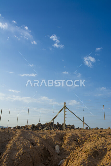 القمم والمرتفعات الجبلية في المملكة العربية السعودية، التضاريس والمنحدرات والسفوح الخطيرة، التشكلات الصخرية وسلاسل الجبال، المحميات الطبيعية في البراري، البيئة الجافة البرية والتربة الرملية، خلفية الطبيعة