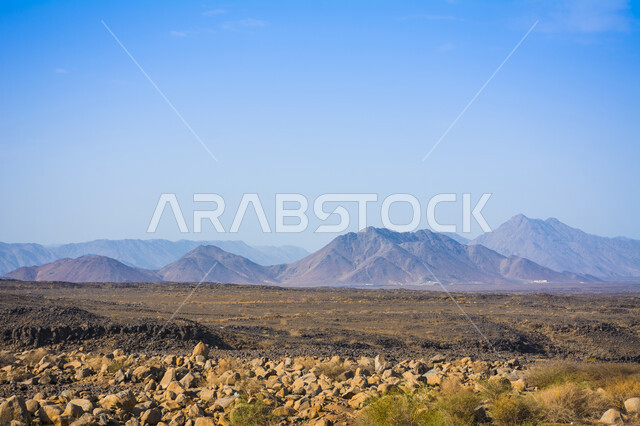 القمم والمرتفعات الجبلية في المملكة العربية السعودية، التضاريس والمنحدرات والسفوح الخطيرة، التشكلات الصخرية وسلاسل الجبال، المحميات الطبيعية في البراري، البيئة الجافة البرية والتربة الرملية، خلفية الطبيعة