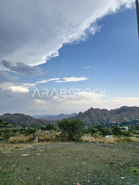 المرتفعات وقمم الجبال في المملكة العربية السعودية، الطبيعة الصخرية وتضاريس السلاسل الجبلية في مدينة الطائف، الأجواء الضبابية والسحب البيضاء القريبة من المنحدر الجبلي الشاهق، أماكن طبيعية سياحية مشهورة، مناطق المغامرات والرحلات الاستكشافية