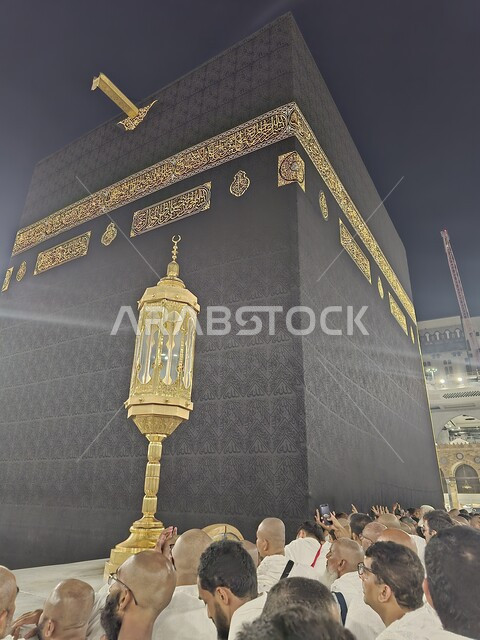 الطواف حول الكعبة المشرفة، صورة مقربة لمجموعة من الحجاج في بيت الله الحرام في الحرم المكي الشريف بمكة المكرمة في المملكة العربية السعودية، أداء مناسك الحج والعمرة، العبادة والتقرب إلى الله، أماكن إسلامية مقدسة مشهورة حول العالم