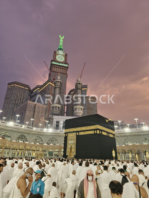 الحرم المكي الشريف في مكة المكرمة بالمملكة العربية السعودية ، أداء مناسك الحج والعمرة، العبادة والتقرب إلى الله، معالم دينية إسلامية، الحجاج والمعتمرون المسلمون يطوفون حول الكعبة المشرفة، الهندسة المعمارية المميزة في مبنى برج الساعة الملكي، أماكن إسلامية مقدسة