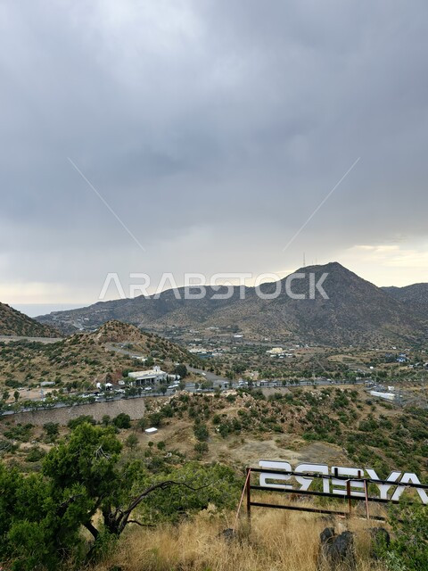 الطبيعة الصخرية وتضاريس السلاسل الجبلية في مدينة الطائف، المرتفعات وقمم الجبال في المملكة العربية السعودية، الأجواء الضبابية والسحب البيضاء القريبة من المنحدر الجبلي الشاهق، أماكن طبيعية سياحية مشهورة، مناطق المغامرات والرحلات الاستكشافية