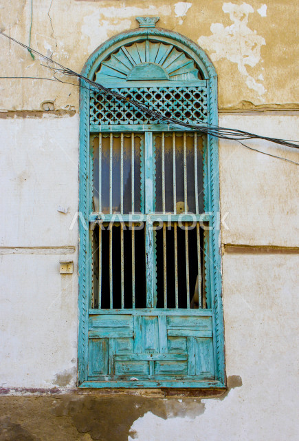 صورة لنافذة قديمة في بلد تاريخي في المملكة العربية السعودية ، نافذة ذات تصميم معماري عربي إسلامي قديم