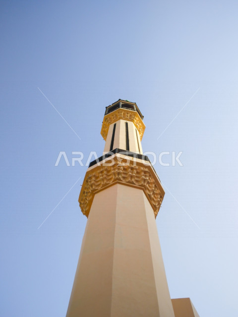 المئذنة (المنارة) مبنى مرتفع طويل ملحق بالمساجد ، العبادة والتقرب إلى الله ، صوت الأذان ، دعوة المسملين للصلاة  ، مئذنة المسجد