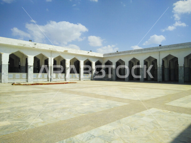 صورة من داخل الكعبة المشرفة (قبلة المسلمين) في مكة المكرمة في المملكة العربية السعودية ، العبادة والتقرب الى الله , صورة من داخل الحرم المكي , أداء فريضة الحج