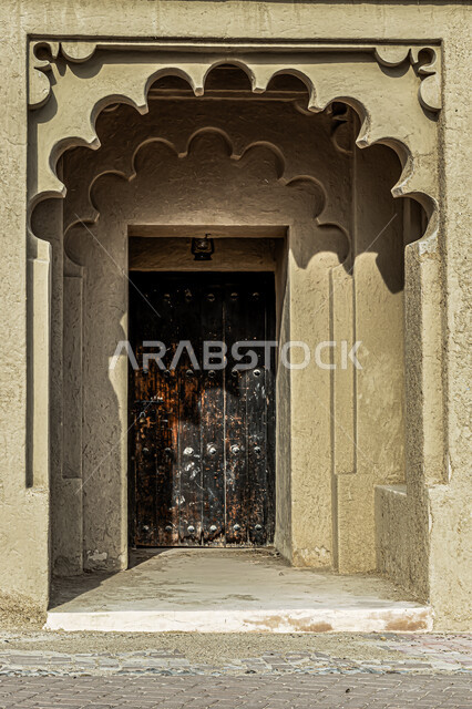 الأبواب الخشبية والتفاصيل المعمارية الداخلية لقلعة الجاهلي في مدينة العين, معالم أثرية عريقة في أبو ظبي, الحصون والقلاع الطينية المشيدة على الطراز القديم, أماكن سياحية مشهورة في الامارات العربية المتحدة