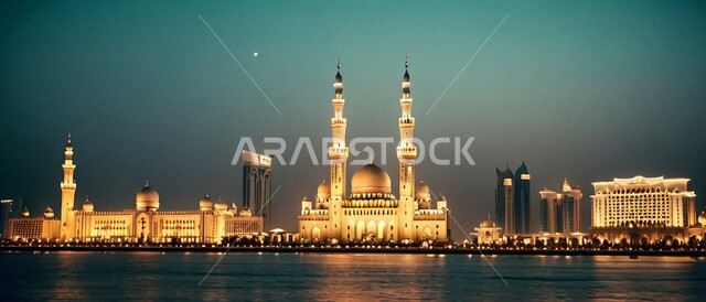 خلفية السماء اثناء الليل والسحب البيضاء ، مجسم ثلاثي الابعاد لمسجد على الطراز الاسلامي ، دعوة المسلمين لأداء الفرائض الدينية والصلاة ، العبادة والتقرب إلى الله، فن الهندسة المعمارية لبناء المساجد في المملكة العربية السعودية ، ديكورات وتصاميم خارجية حديثة