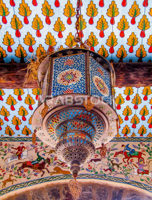 فانوس عربي تقليدي ، فانوس معلق على سقف الحائط  ، مصباح قديم الطراز مصنوعة من النحاس ، شهر رمضان ، فانوس رمضان ، الإضاءة الزخرفية بالشوارع ، بتصميم عربي سعودي