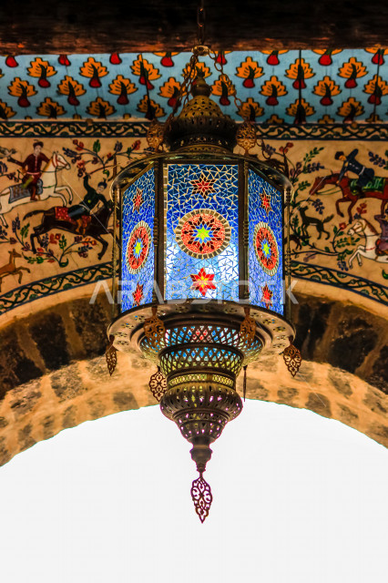 فانوس عربي تقليدي ، فانوس معلق على سقف الحائط  ، مصباح قديم الطراز مصنوعة من النحاس ، شهر رمضان ، فانوس رمضان ، الإضاءة الزخرفية بالشوارع ، بتصميم عربي سعودي