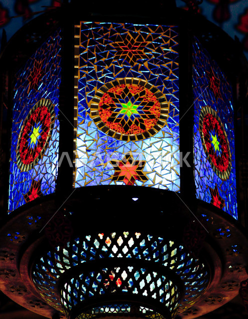 فانوس عربي تقليدي ، فانوس معلق على سقف الحائط  ، مصباح قديم الطراز مصنوعة من النحاس ، شهر رمضان ، فانوس رمضان ، الإضاءة الزخرفية بالشوارع ، بتصميم عربي سعودي