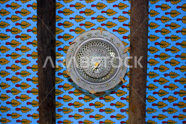 فانوس عربي تقليدي ، فانوس معلق على سقف الحائط  ، مصباح قديم الطراز مصنوعة من النحاس ، شهر رمضان ، فانوس رمضان ، الإضاءة الزخرفية بالشوارع ، بتصميم عربي سعودي