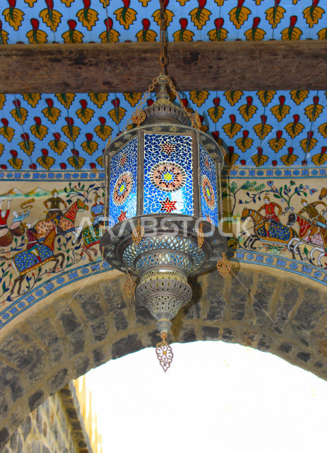 فانوس عربي تقليدي ، فانوس معلق على سقف الحائط  ، مصباح قديم الطراز مصنوعة من النحاس ، شهر رمضان ، فانوس رمضان ، الإضاءة الزخرفية بالشوارع ، بتصميم عربي سعودي