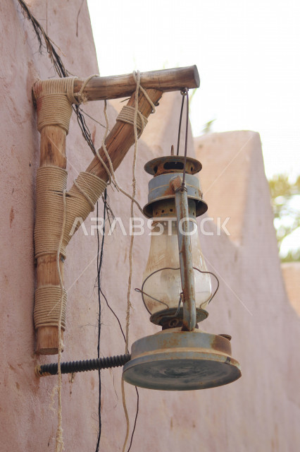 فانوس عربي تقليدي ، فانوس معلق على سقف الحائط  ، مصباح قديم الطراز مصنوعة من النحاس ، شهر رمضان ، فانوس رمضان