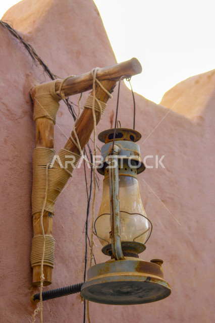 فانوس عربي تقليدي ، فانوس معلق على سقف الحائط  ، مصباح قديم الطراز مصنوعة من النحاس ، شهر رمضان ، فانوس رمضان