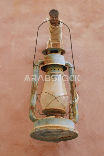 فانوس عربي تقليدي ، فانوس معلق على سقف الحائط  ، مصباح قديم الطراز مصنوعة من النحاس ، شهر رمضان ، فانوس رمضان