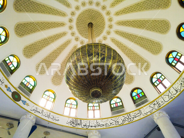 فانوس عربي تقليدي ، فانوس معلق على سقف الحائط  ، مصباح قديم الطراز مصنوعة من النحاس ، لمبة معلقة ، تصميم عربي سعودي