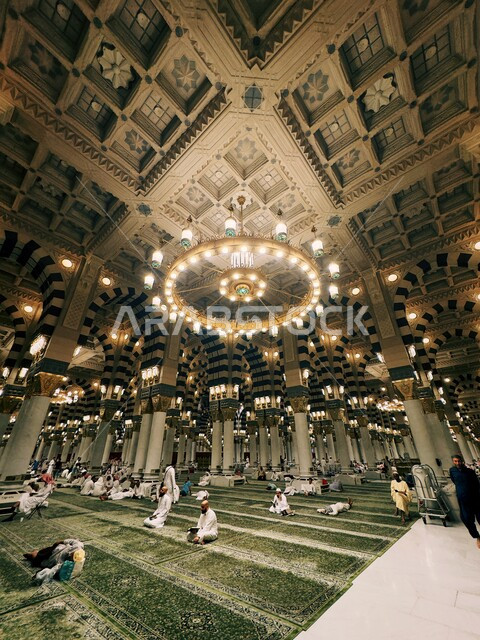 التصميم الداخلي للمسجد النبوي الشريف في المدينة المنورة بالمملكة العربية السعودية، الزخرفة الإسلامية العريقة, العبادة والتقرب الى الله, اماكن اسلامية مقدسة 