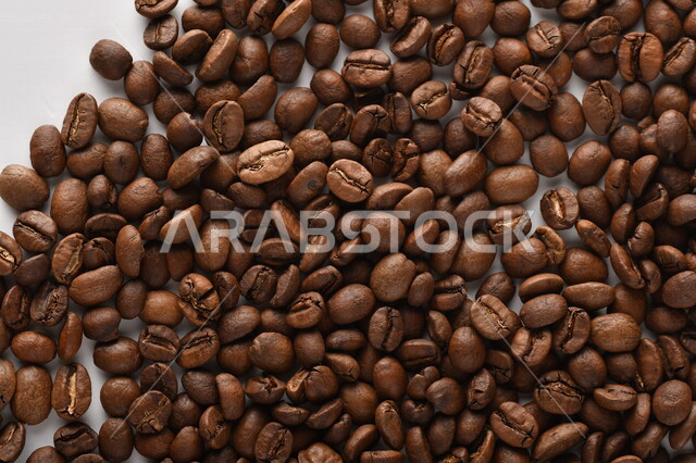 حبوب البن (بذرة نبات القهوة) نوع من أنواع المشروبات المنشطة ذهنياً ,بذور البن المحمصة , بذور البن الطازجة الطبيعية 