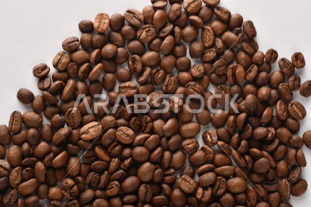 حبوب البن (بذرة نبات القهوة) نوع من أنواع المشروبات المنشطة ذهنياً ,بذور البن المحمصة , بذور البن الطازجة الطبيعية 